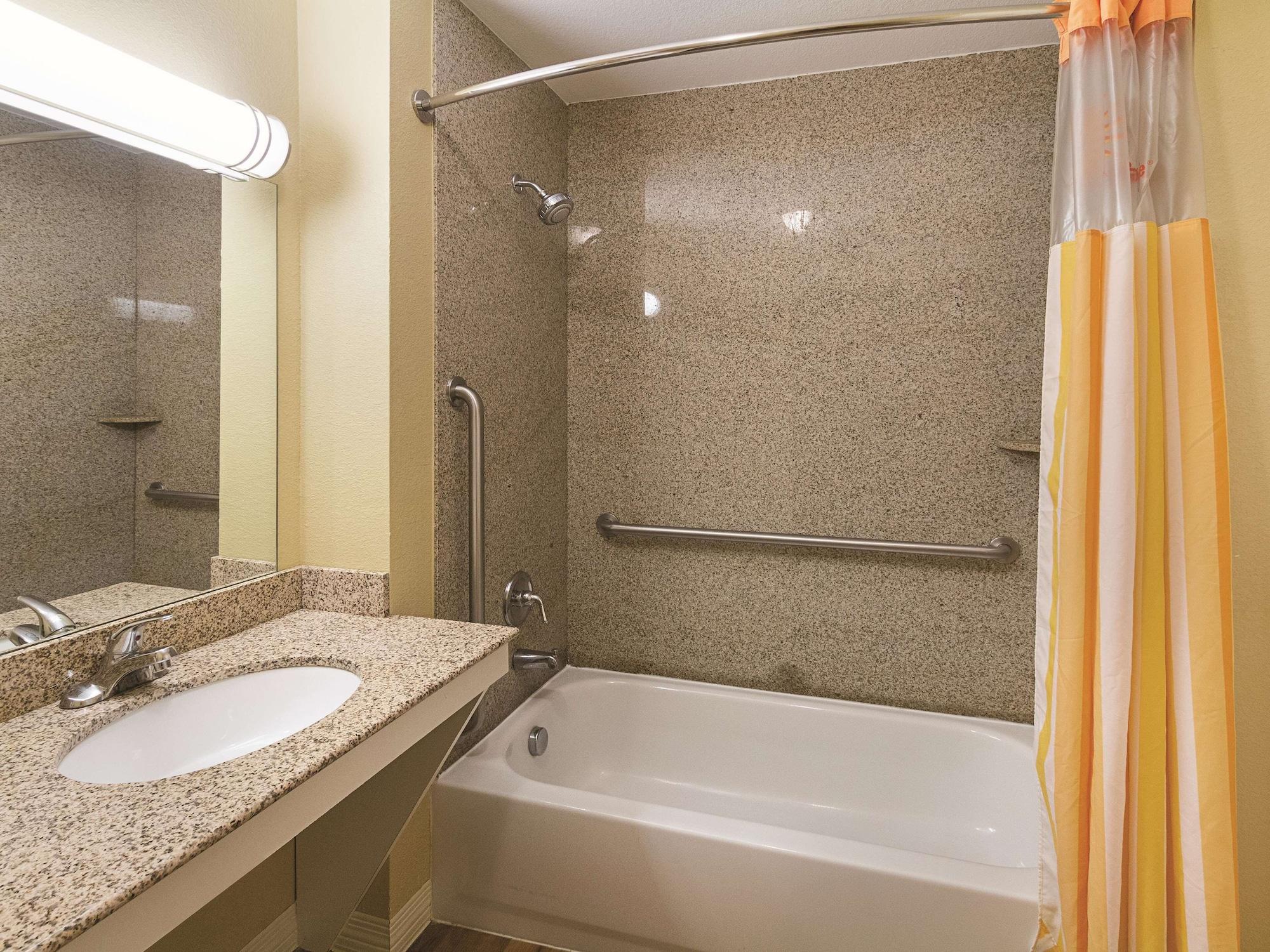 La Quinta By Wyndham Waxahachie Hotel Exterior photo